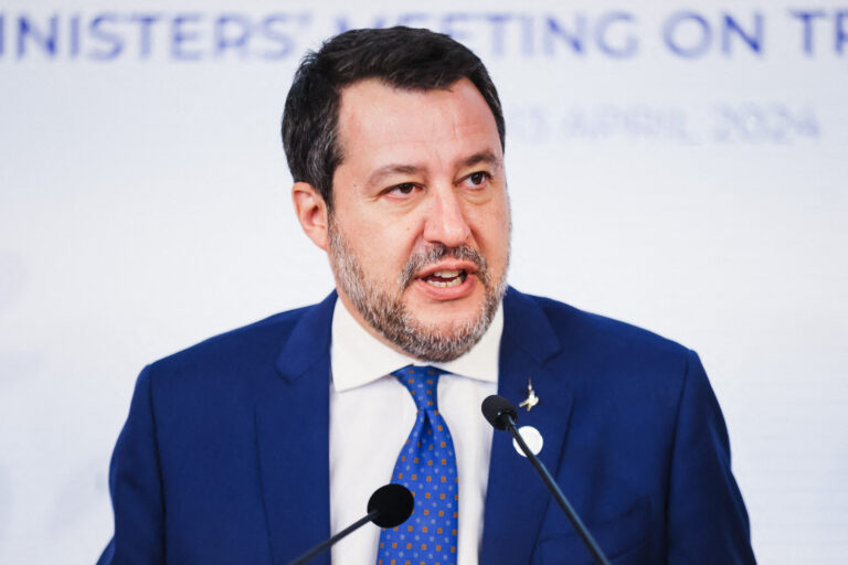 Italie : le vice-premier ministre Salvini refuse six ans de prison pour avoir refusé de laisser accoster des migrants            AFP