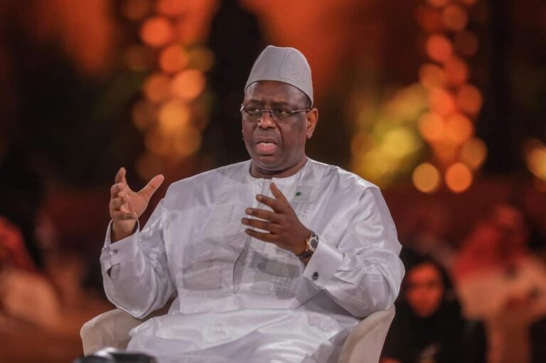 Macky Sall sort de sa réserve “WhatsApp” pour mettre en garde contre ” le populisme et  l’autoritarisme qui pourraient mener vers la dictature”