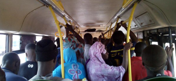 Bus Tata 53 : un commerçant arrêté après un acte obscène sur une passagère