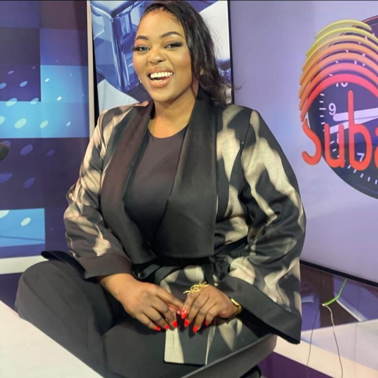 Asma Khadija, la voix de Sen TV convoquée par la BR, défie la machine judiciaire en annonçant son retour